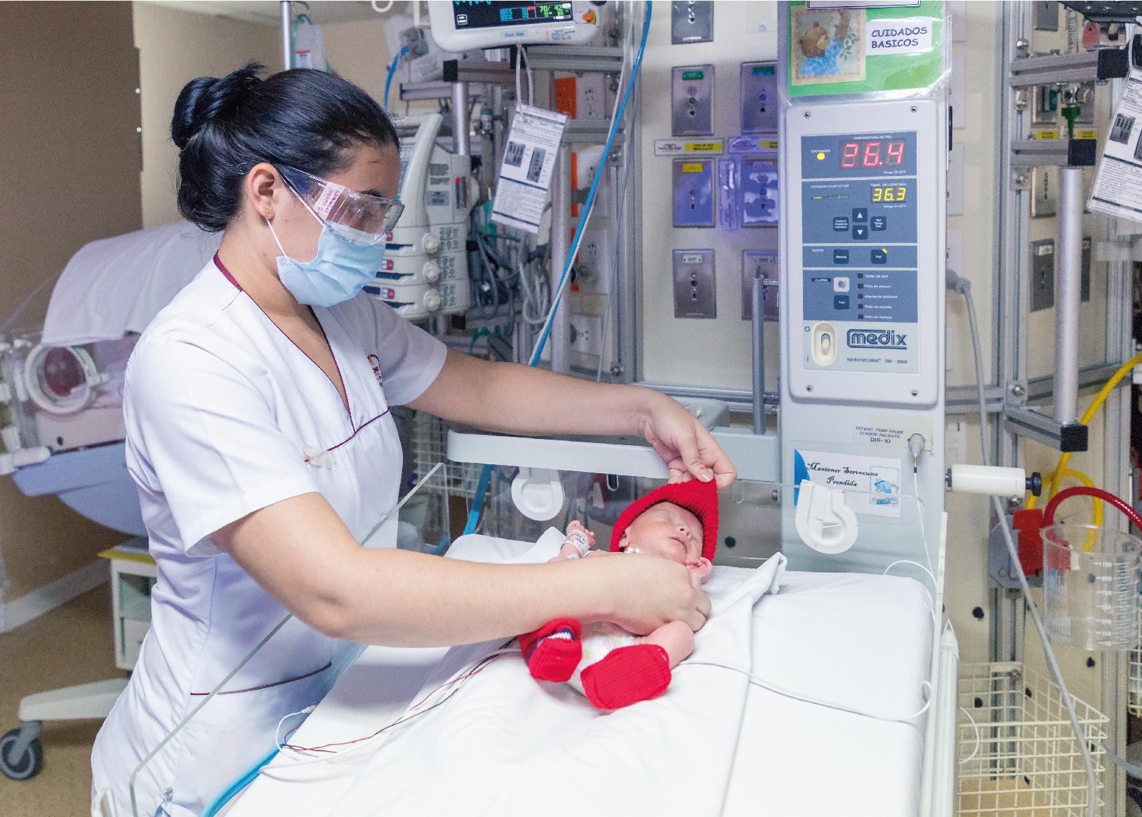 Imagen de un recién nacido en la unidad neonatal.