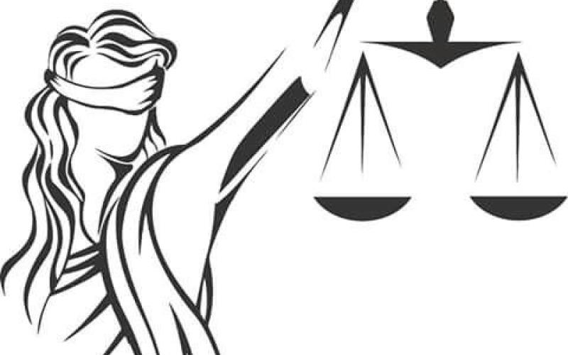 Ilustración en blanco y negro de una figura femenina con los ojos vendados sosteniendo una balanza de la justicia, símbolo de imparcialidad y equidad