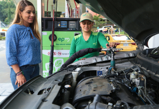 Imagen de dos personas revisando el motor de un auto