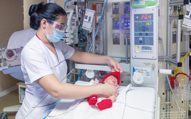 Imagen de un recién nacido en la unidad neonatal.
