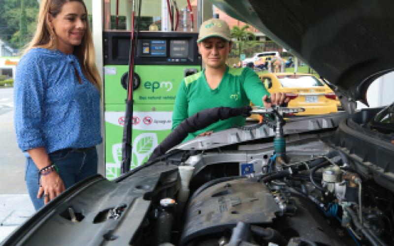 Imagen de dos personas revisando el motor de un auto